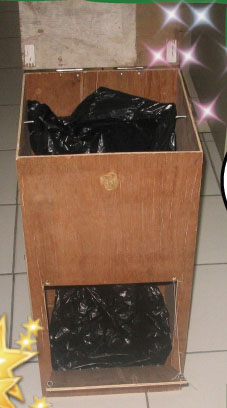 Double door dustbin - Photo