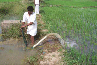 Hand operated water lifting device - Photo