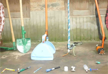 Hoe cum shovel foldable water bottle apple catcher and others - Photo