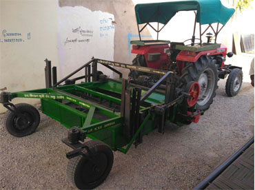 Groundnut nut digger with vibration pads - Photo