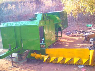 Tractor mounted combine harvester with straw collector - Photo