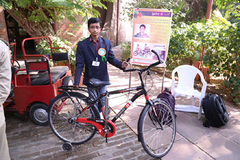 Detachable device for the bicycle enabling user to ride with one leg - Photo