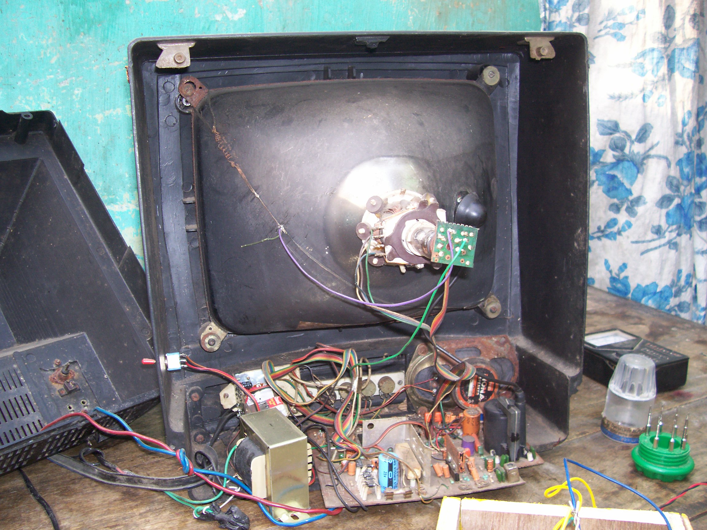 Picture tube charger, rat trapping machine, and many other ideas - Photo