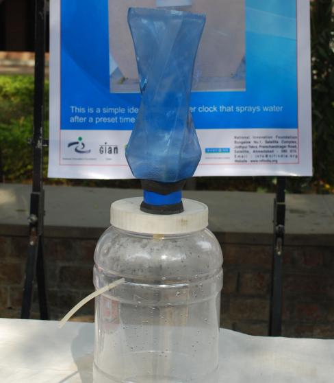 Alarm integrated water clock - Photo