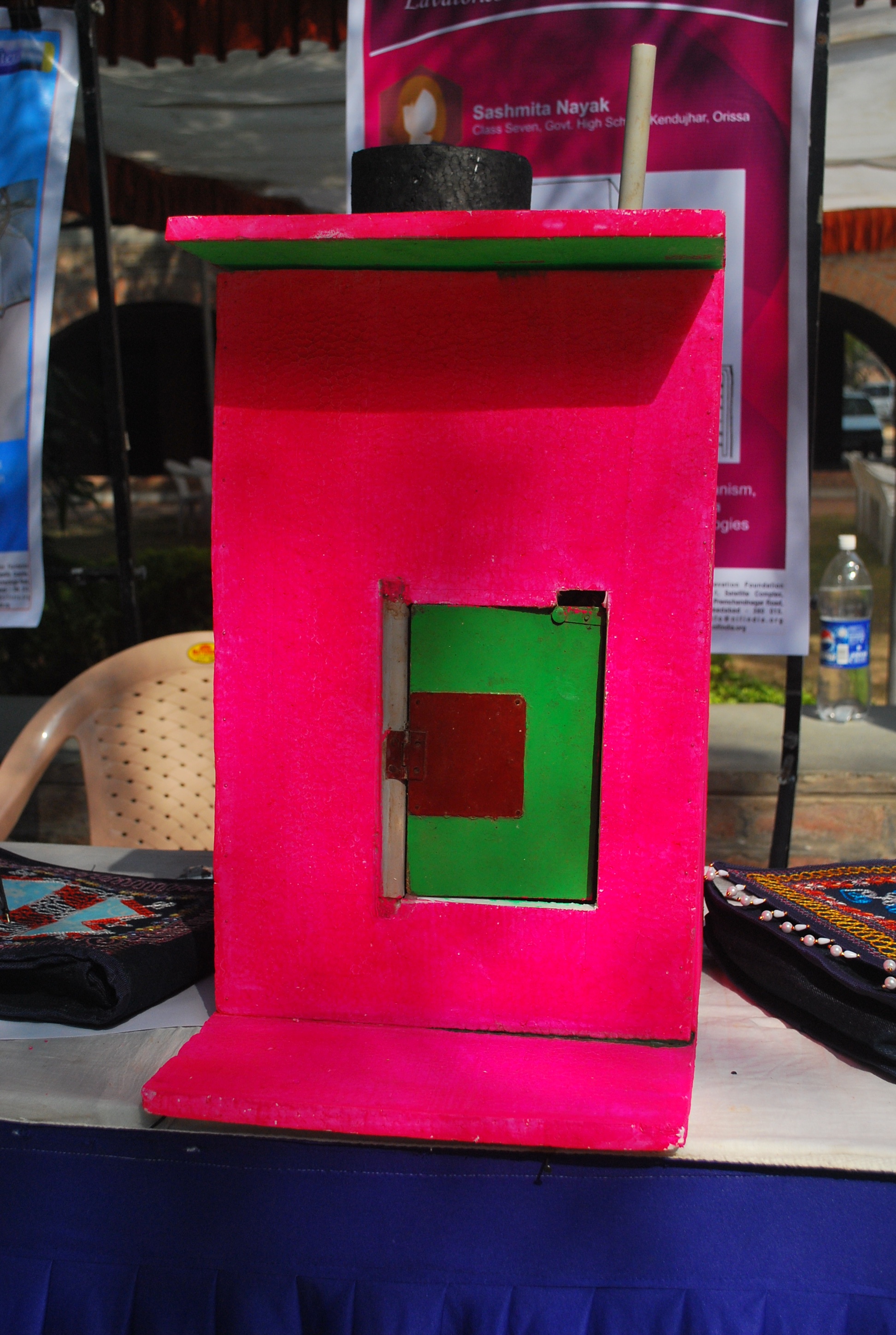 Lavatories with flush-door integrated system - Photo